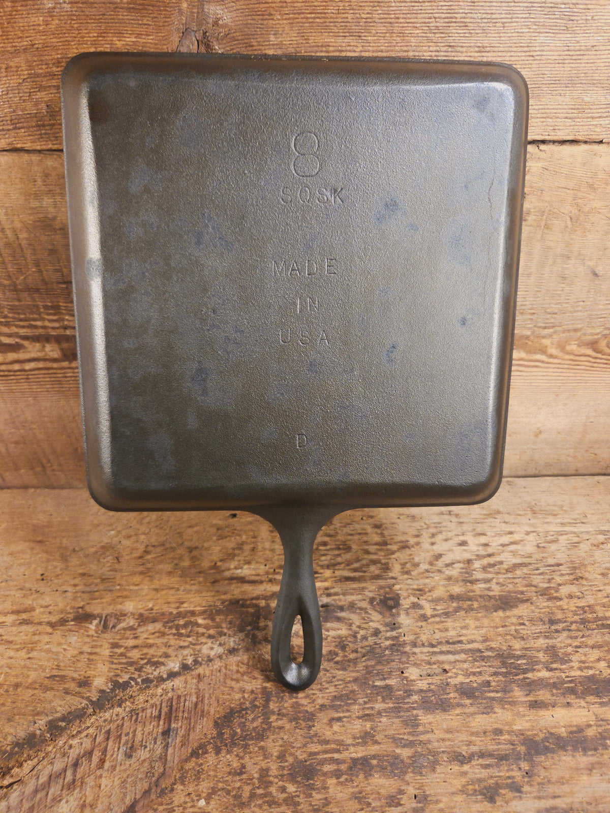 Sleek and elegant mid 1900’s Lodge square cast iron skillet. SQSK and #8 markings. Versatile pan for your arsenal!