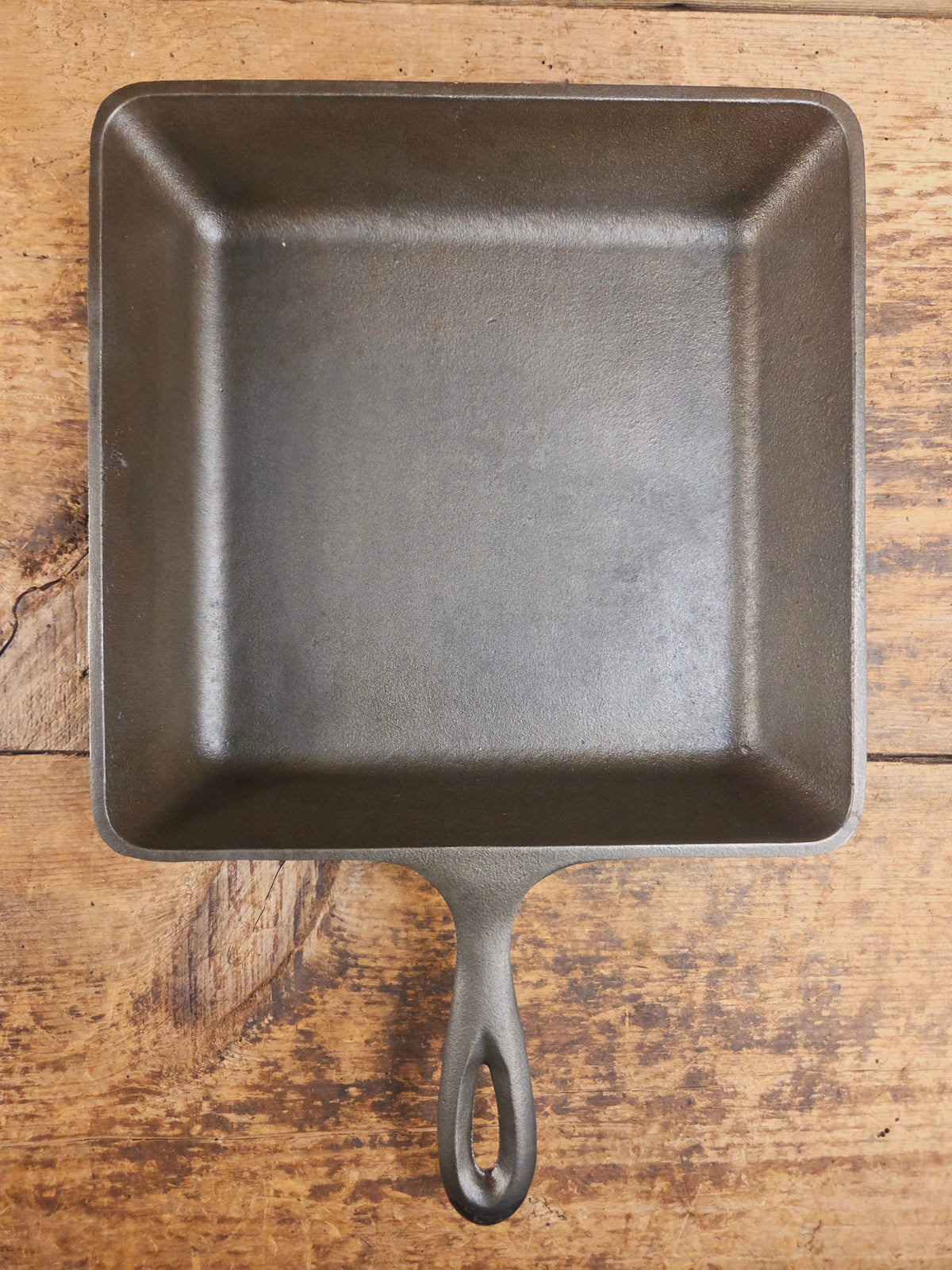 Sleek and elegant mid 1900’s Lodge square cast iron skillet. SQSK and #8 markings. Versatile pan for your arsenal!
