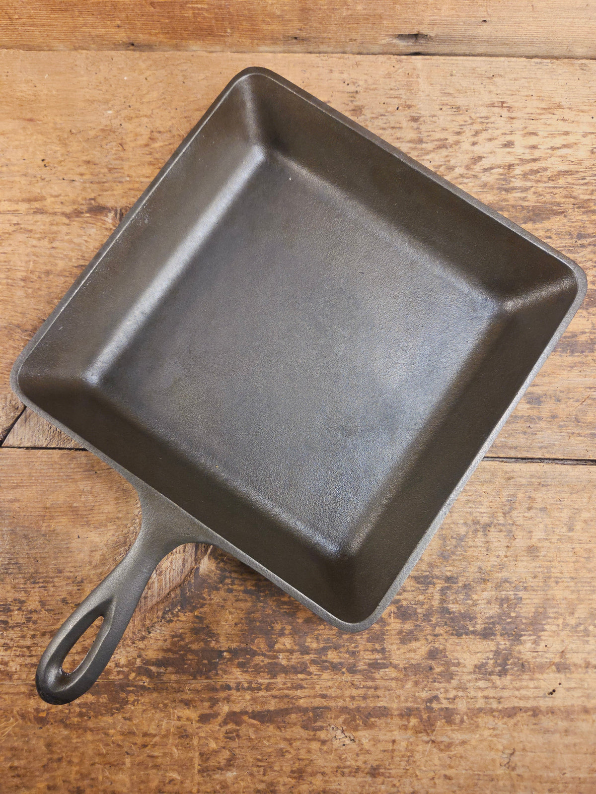 Sleek and elegant mid 1900’s Lodge square cast iron skillet. SQSK and #8 markings. Versatile pan for your arsenal!