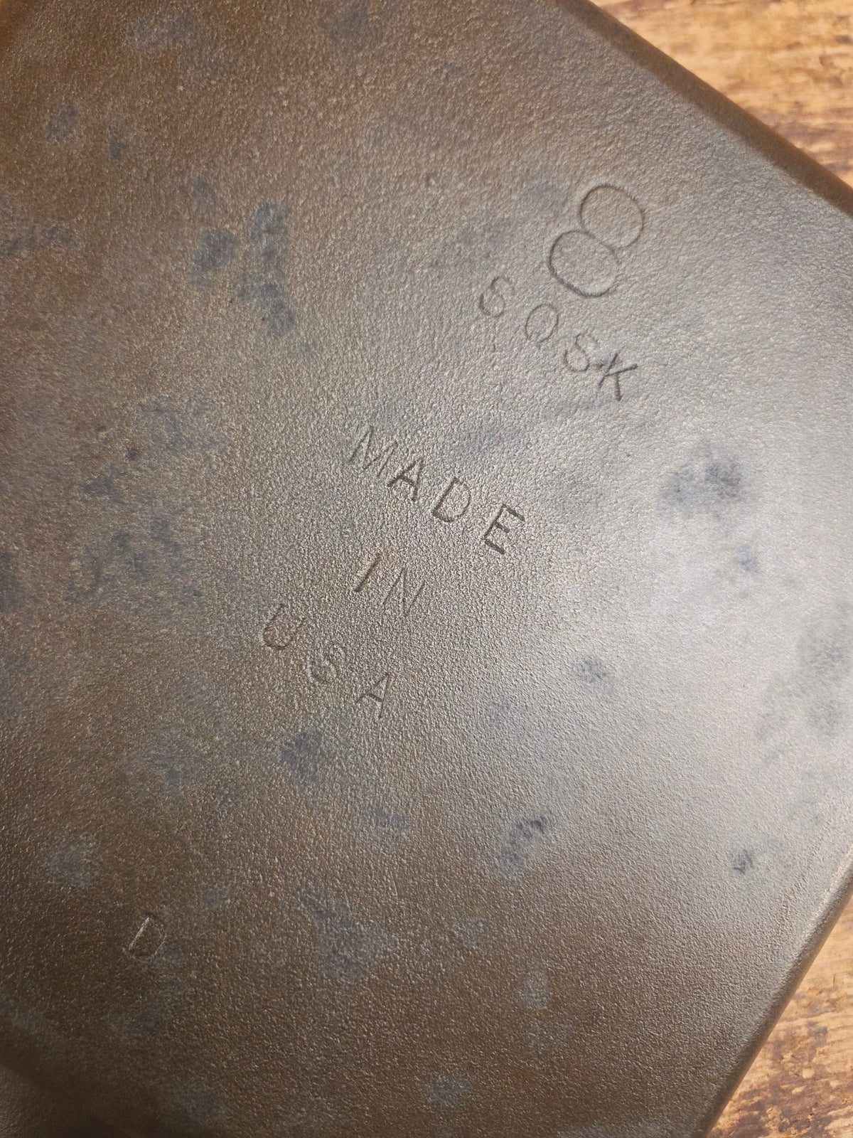 Sleek and elegant mid 1900’s Lodge square cast iron skillet. SQSK and #8 markings. Versatile pan for your arsenal!