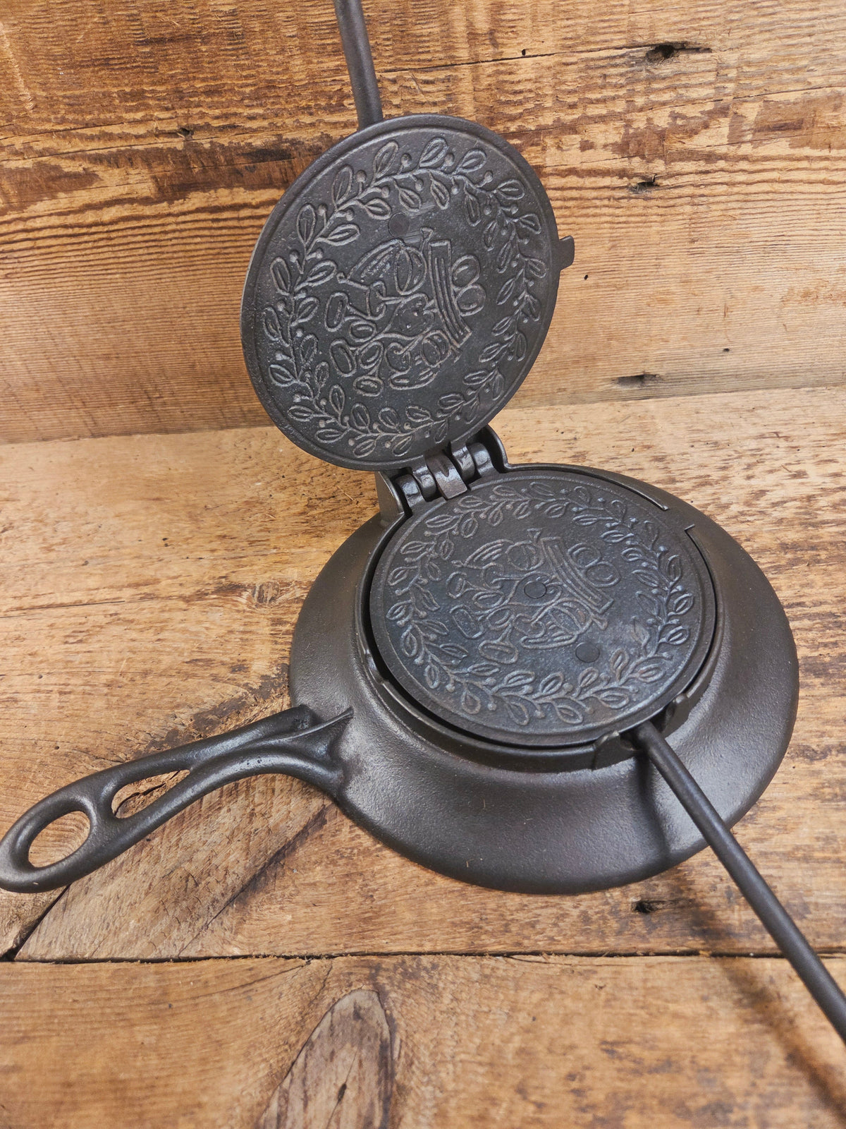 WOW. Mint Condition and Scarce to find as a complete set. 1890’s Griswold Pizzelle wafer iron. Absolutely gorgeous