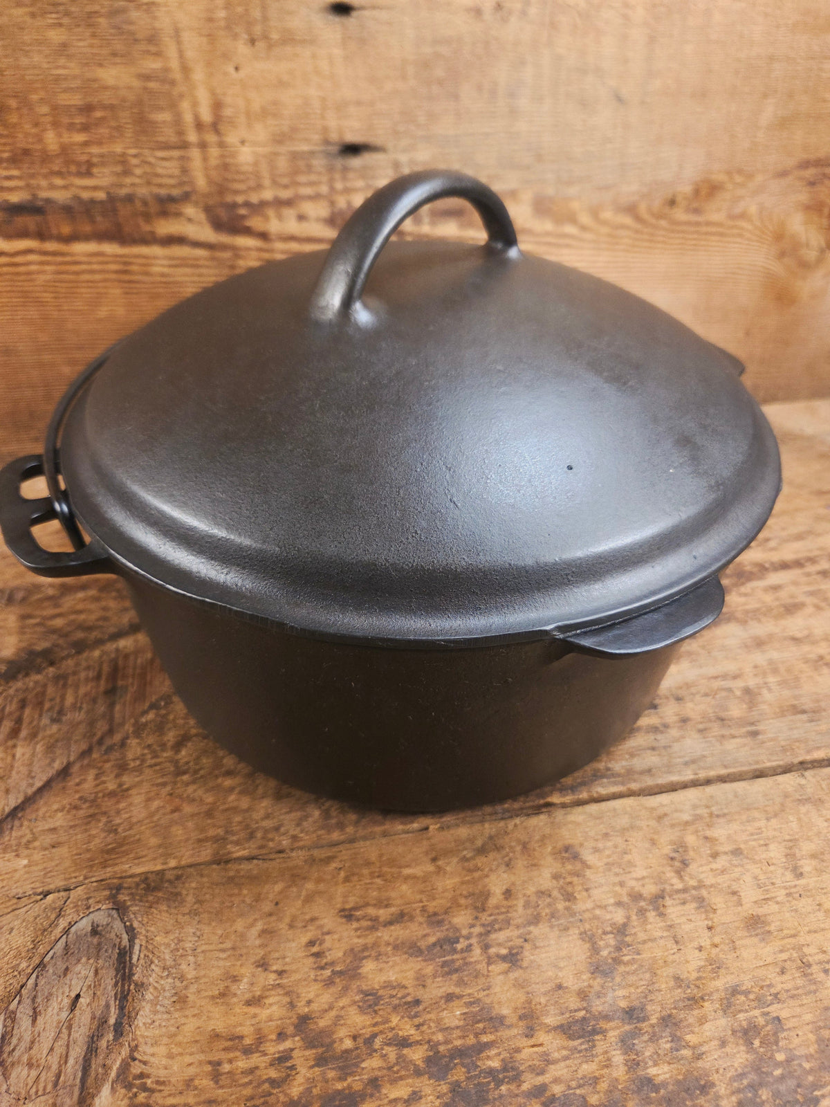 1930’s Beautiful fully restored Wagner #8A Dutch Oven with Sawtooth drip style lid. Perfect for soups breads or stews!
