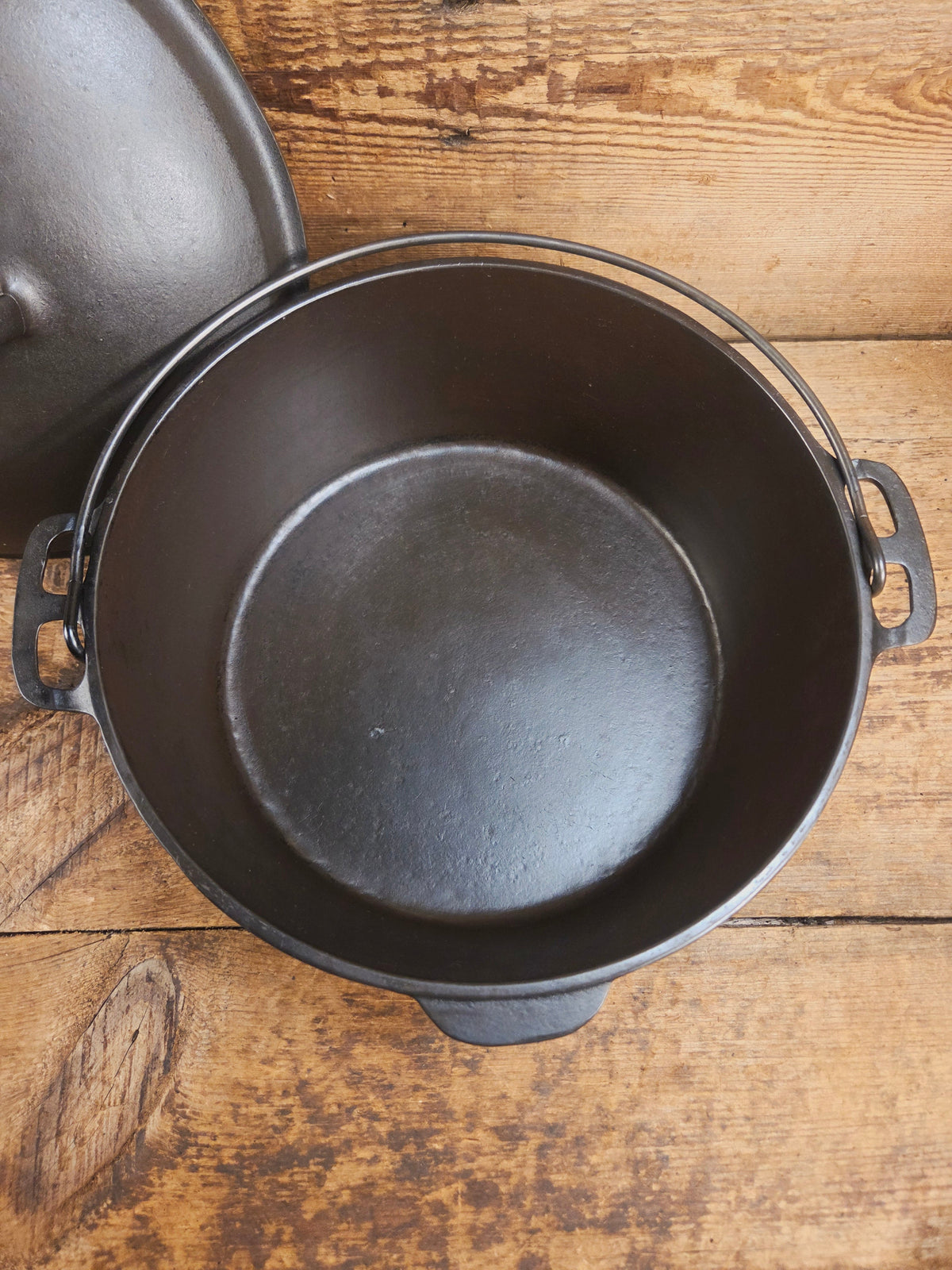1930’s Beautiful fully restored Wagner #8A Dutch Oven with Sawtooth drip style lid. Perfect for soups breads or stews!