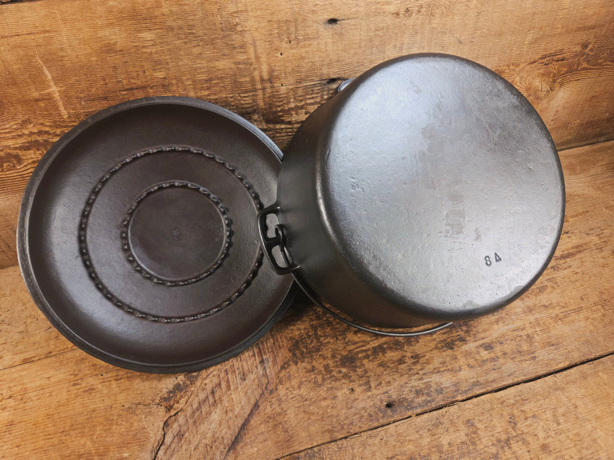 1930’s Beautiful fully restored Wagner #8A Dutch Oven with Sawtooth drip style lid. Perfect for soups breads or stews!