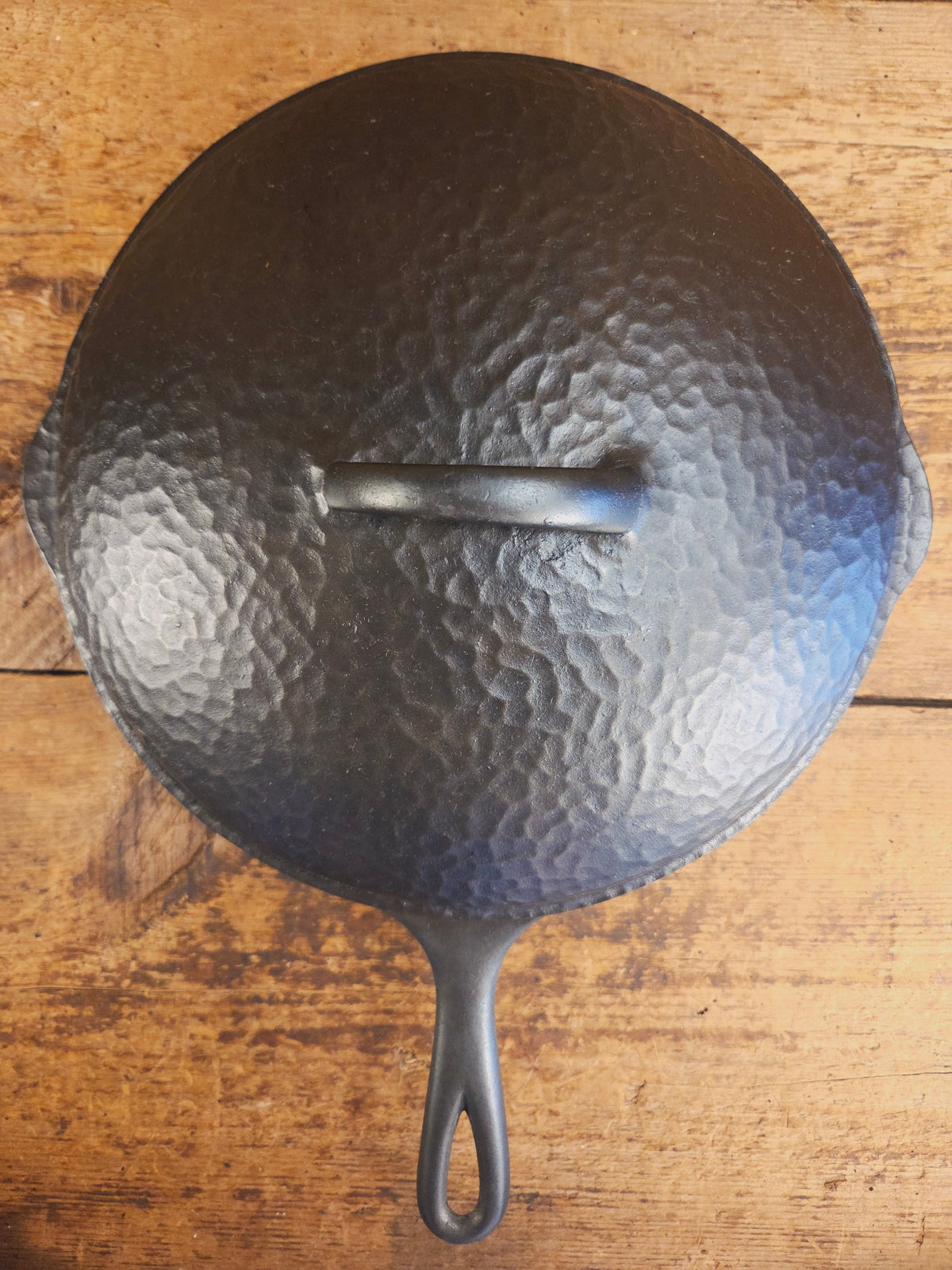 WOW! Harder to find 1930’s Wagner #8 DEEP skillet with matching lid! Not see often and with beautiful Hammered Finish