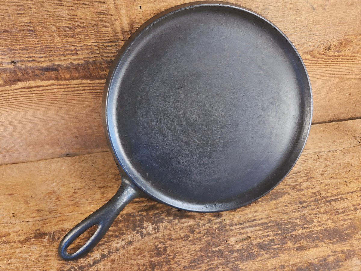 Awesome single serve piece! Lightweight early 1920 Griswold Slant Logo Vintage Griddle #8 Erie 738 - Griddle