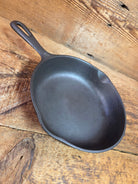 Great gift! 1950’s Era Stylized Wagner #5 Cast Iron Skillet 8 Inches Great Saute pan! - Skillet