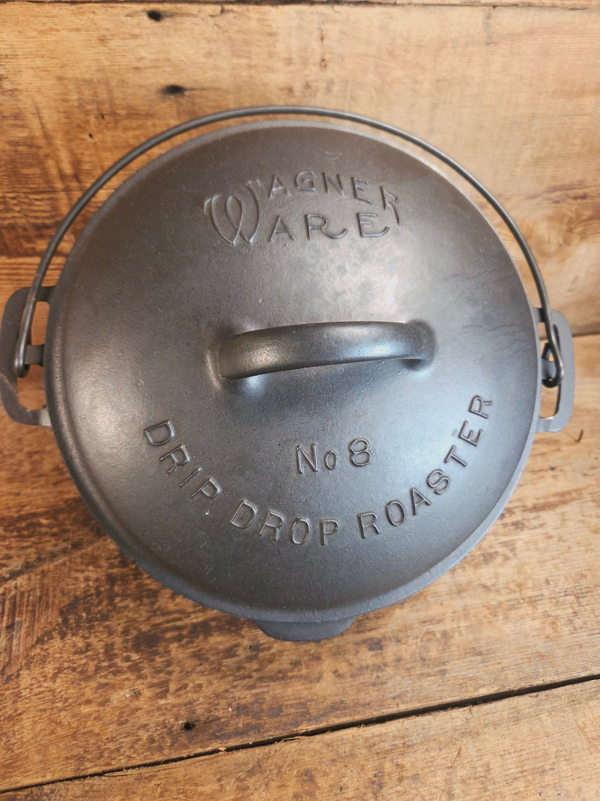 Beautiful & elegant! 1930’s Wagner Ware #8 Drip Drop Round Roaster #1268 w/ Sawtooth Lid p/n 1268 A. Raised Letter lid