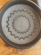 Beautiful & elegant! 1930’s Wagner Ware #8 Drip Drop Round Roaster #1268 w/ Sawtooth Lid p/n 1268 A. Raised Letter lid