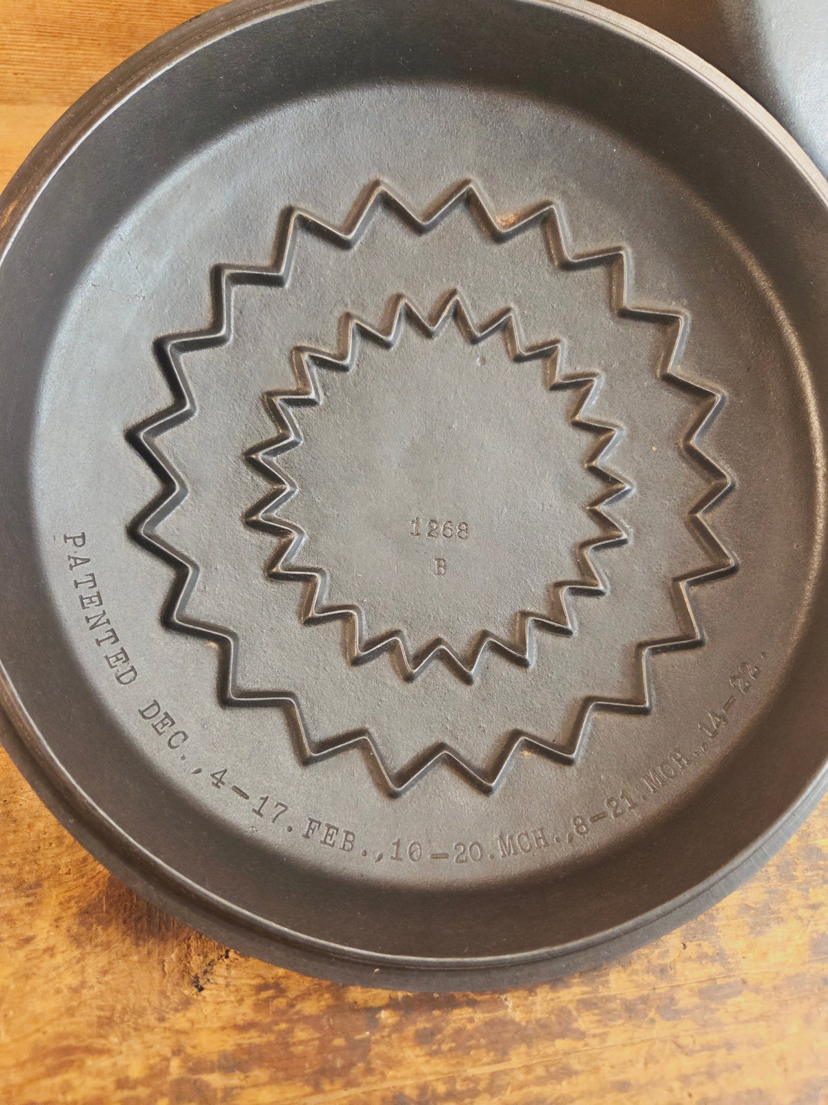 Beautiful & elegant! 1930’s Wagner Ware #8 Drip Drop Round Roaster #1268 w/ Sawtooth Lid p/n 1268 A. Raised Letter lid