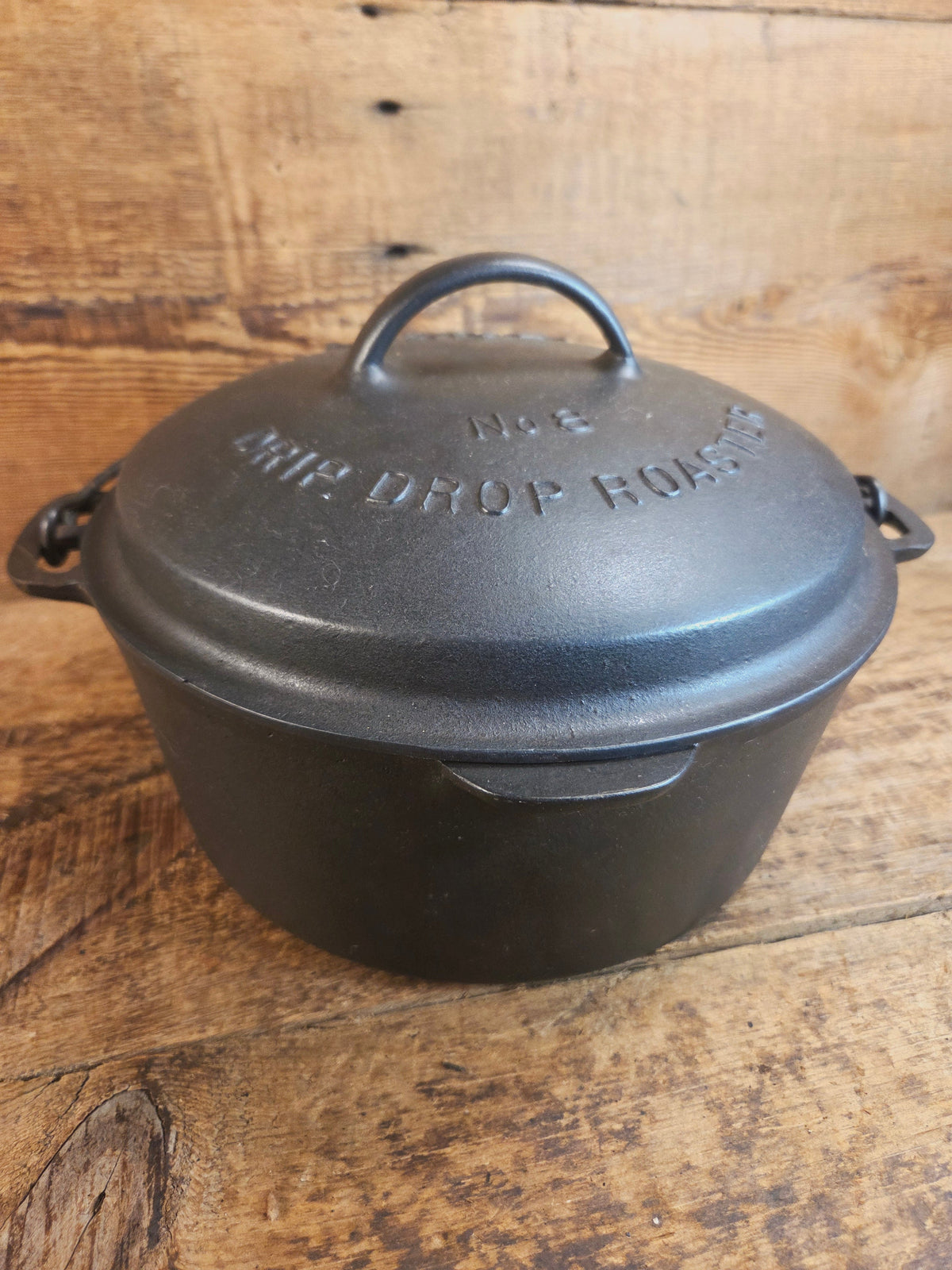 Beautiful & elegant! 1930’s Wagner Ware #8 Drip Drop Round Roaster #1268 w/ Sawtooth Lid p/n 1268 A. Raised Letter lid