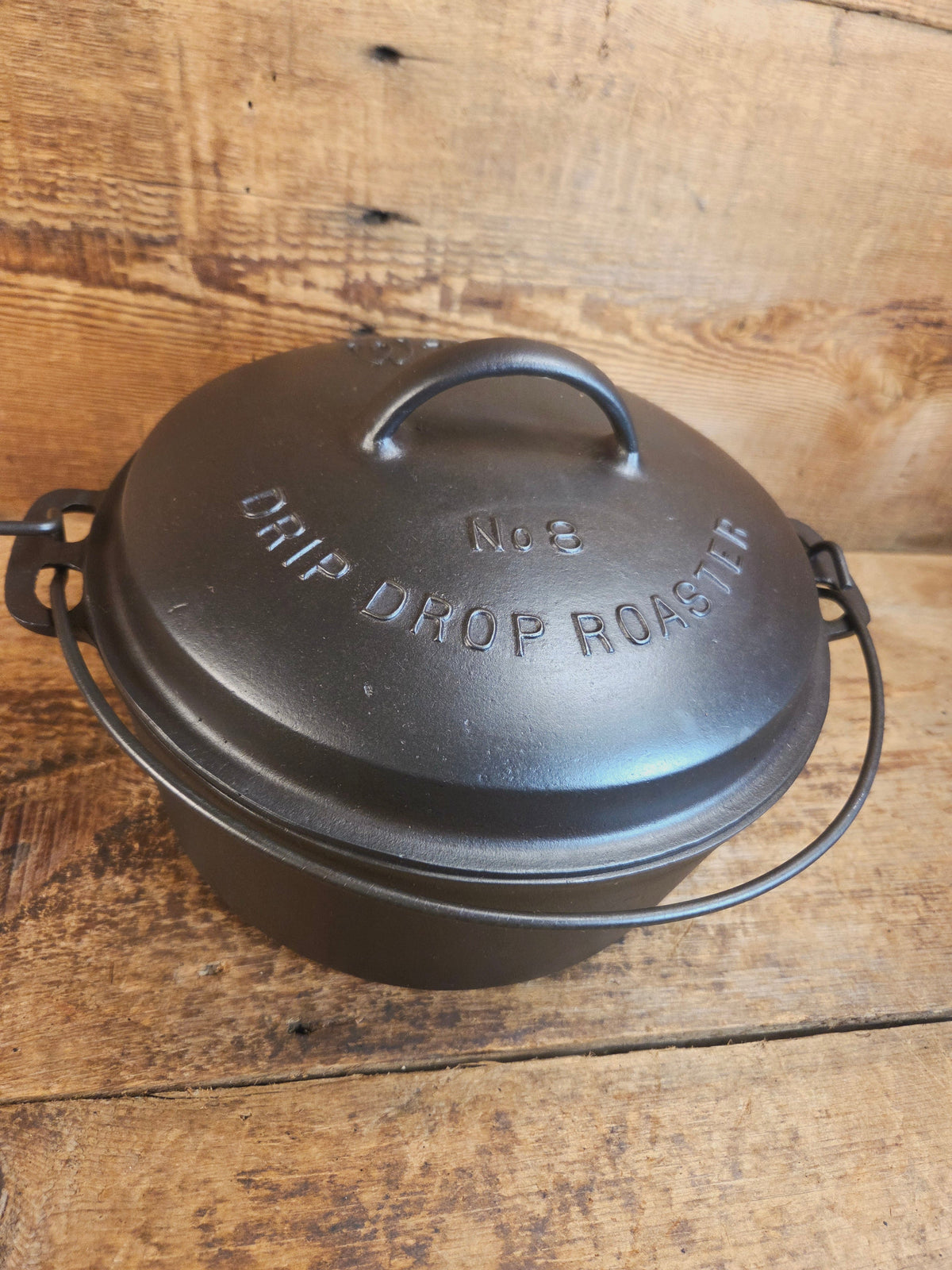 Beautiful & elegant! 1930’s raised logo Wagner Ware #8 Drip Drop Round Roaster #1268 w/ Sawtooth Lid p/n 1268 - Dutch