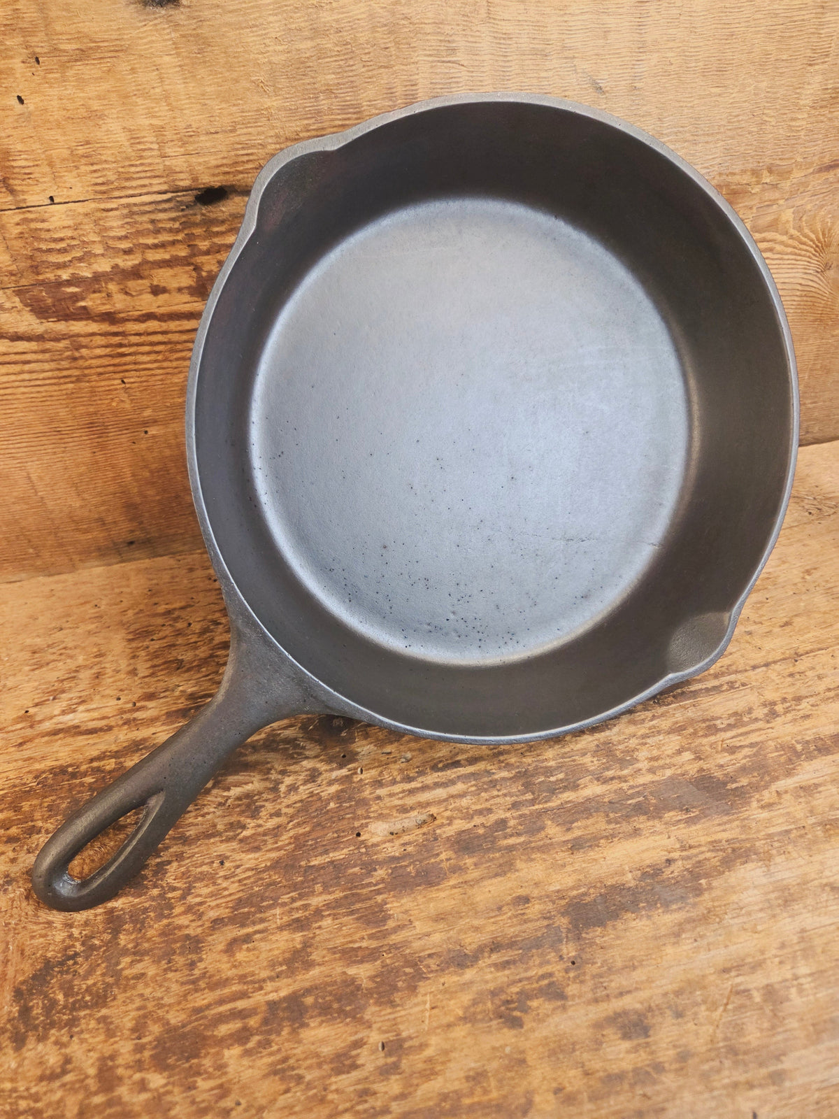 1910’s very early Lodge #6 Cast Iron Skillet with Single Notch and Raised #2 at 6 O’clock position - Skillet