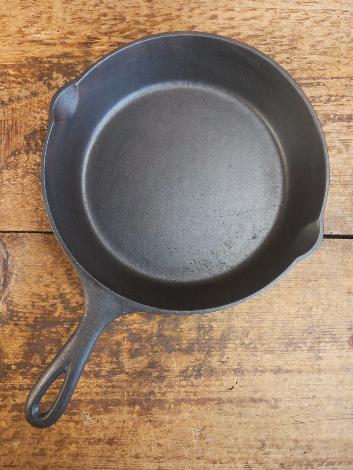 1910’s very early Lodge #6 Cast Iron Skillet with Single Notch and Raised #2 at 6 O’clock position - Skillet