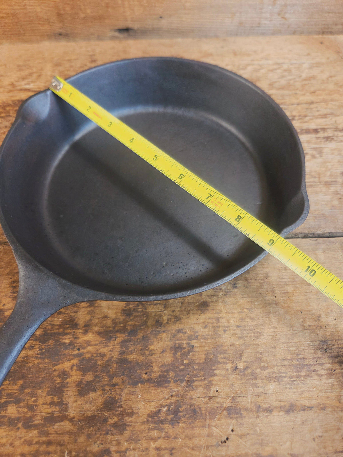 1910’s very early Lodge #6 Cast Iron Skillet with Single Notch and Raised #2 at 6 O’clock position - Skillet