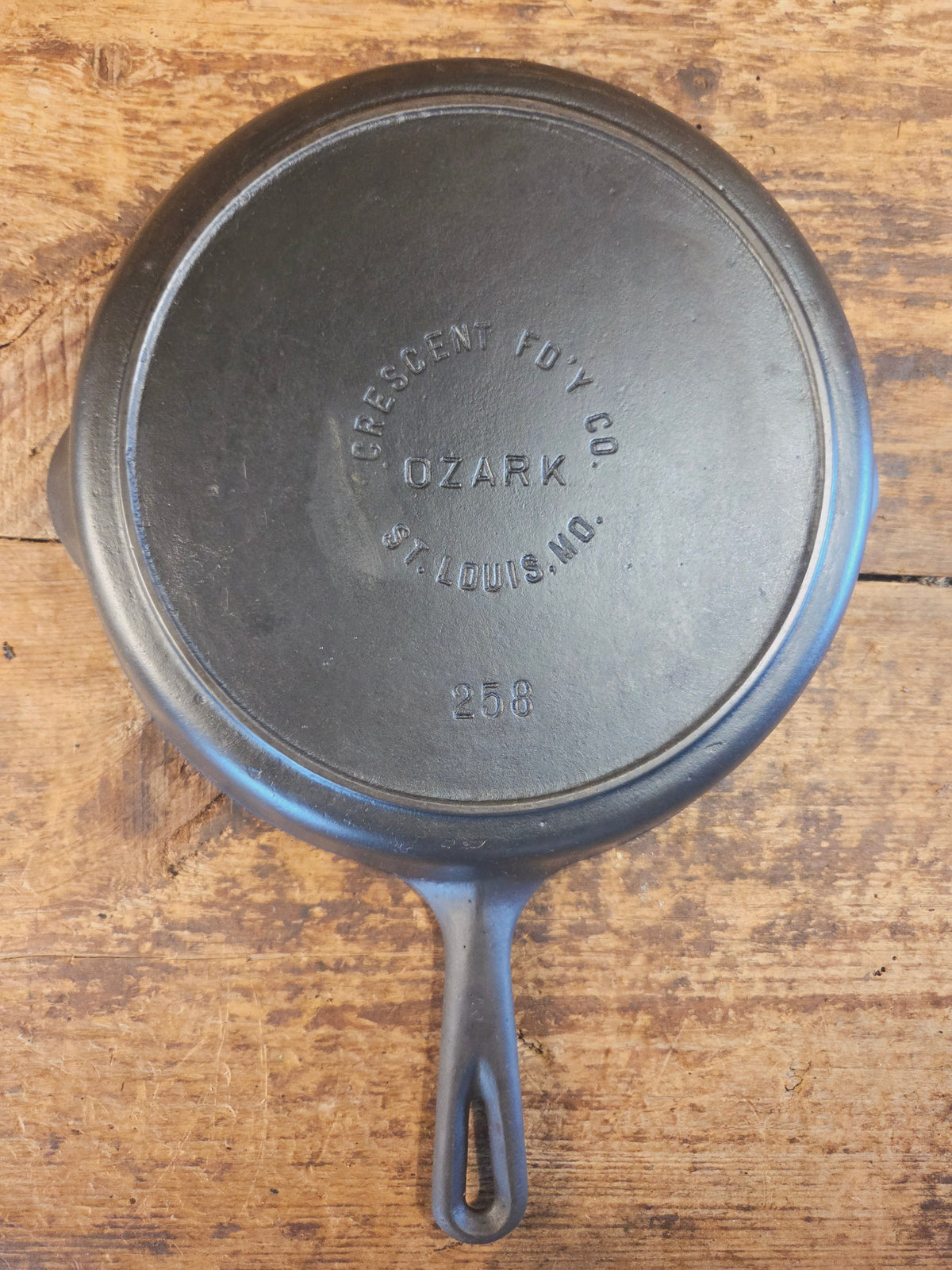 Midwest favorite! Missouri made Crescent Fndry ’Ozark’ #8 Cast Iron Skillet #258 - Skillet