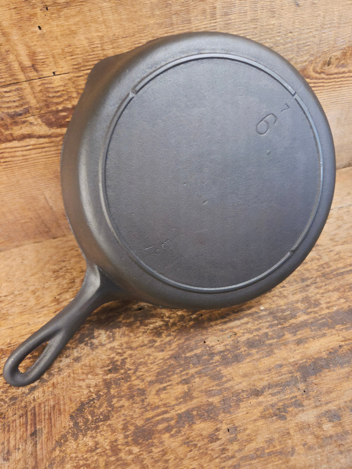 Gorgeous Mid 1900’s Lodge #6 Skillet with Three Notch Heat Ring with ’7 and 5’’ makers mark. Perfect for saute & sides