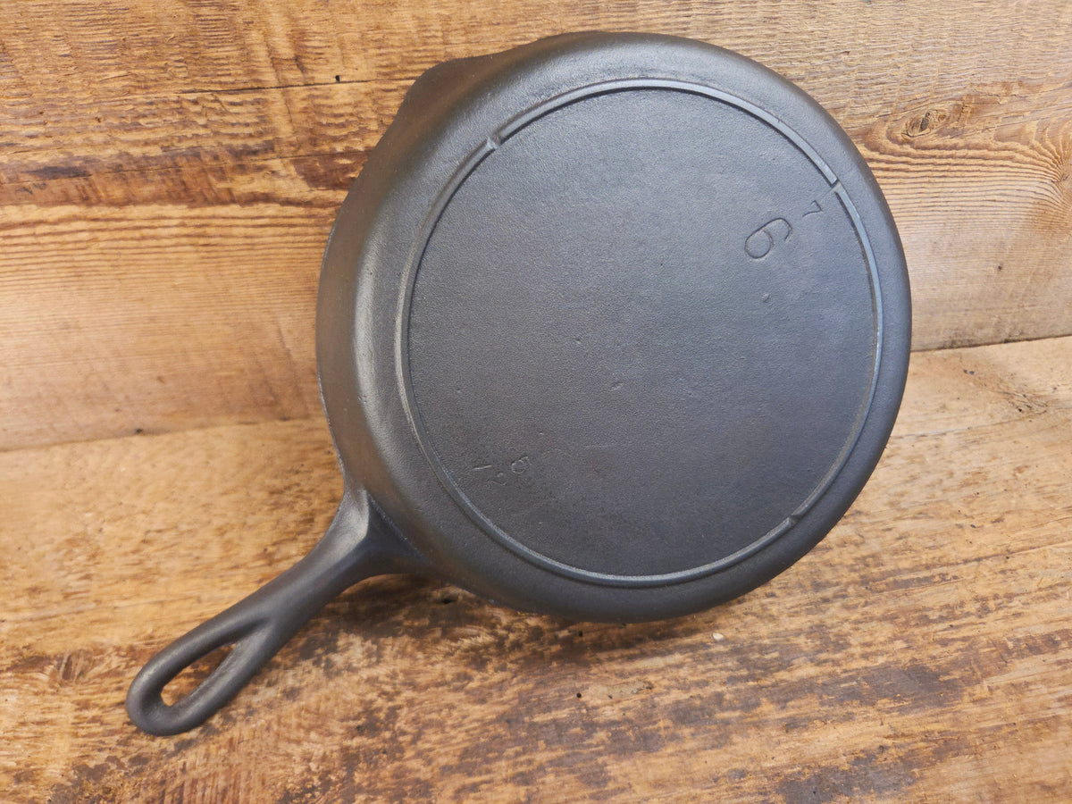 Gorgeous Mid 1900’s Lodge #6 Skillet with Three Notch Heat Ring with ’7 and 5’’ makers mark. Perfect for saute & sides