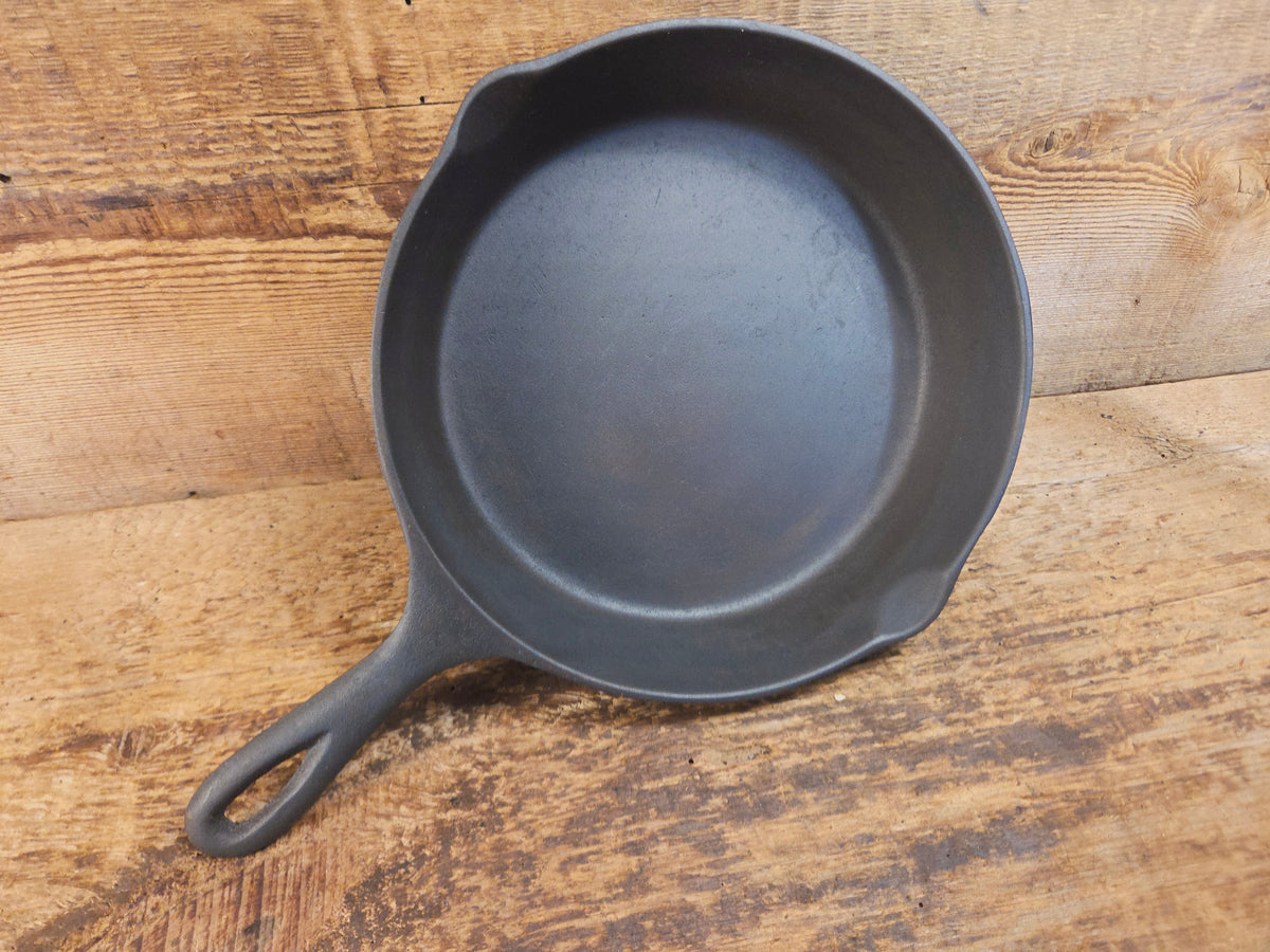 Gorgeous Mid 1900’s Lodge #6 Skillet with Three Notch Heat Ring with ’7 and 5’’ makers mark. Perfect for saute & sides