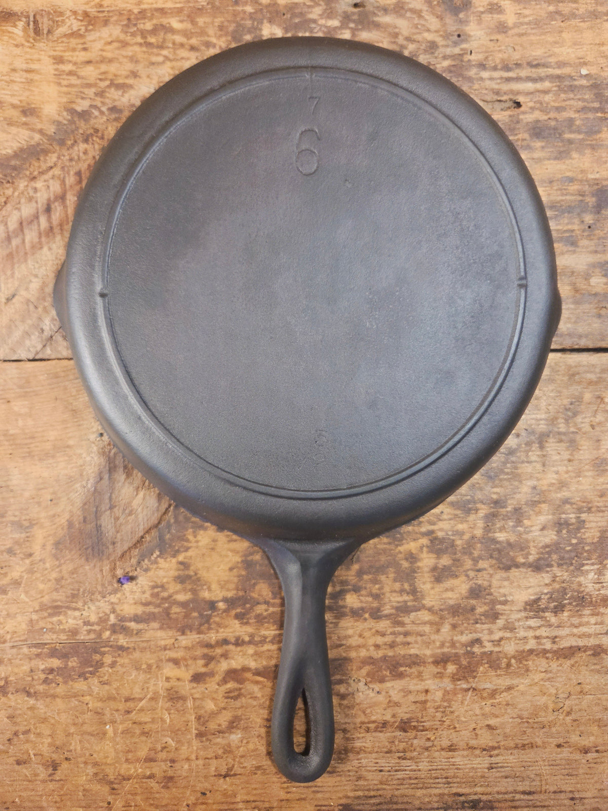 Gorgeous Mid 1900’s Lodge #6 Skillet with Three Notch Heat Ring with ’7 and 5’’ makers mark. Perfect for saute & sides