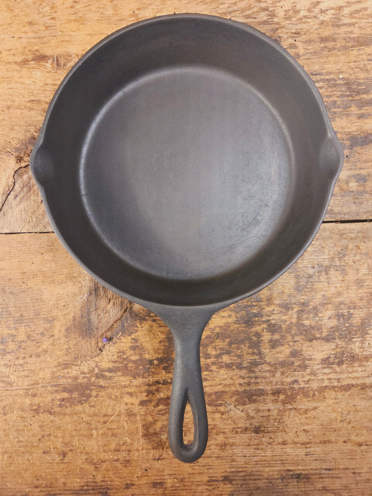 Gorgeous Mid 1900’s Lodge #6 Skillet with Three Notch Heat Ring with ’7 and 5’’ makers mark. Perfect for saute & sides