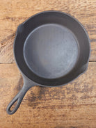 Gorgeous Mid 1900’s Lodge #6 Skillet with Three Notch Heat Ring with ’7 and 5’’ makers mark. Perfect for saute & sides