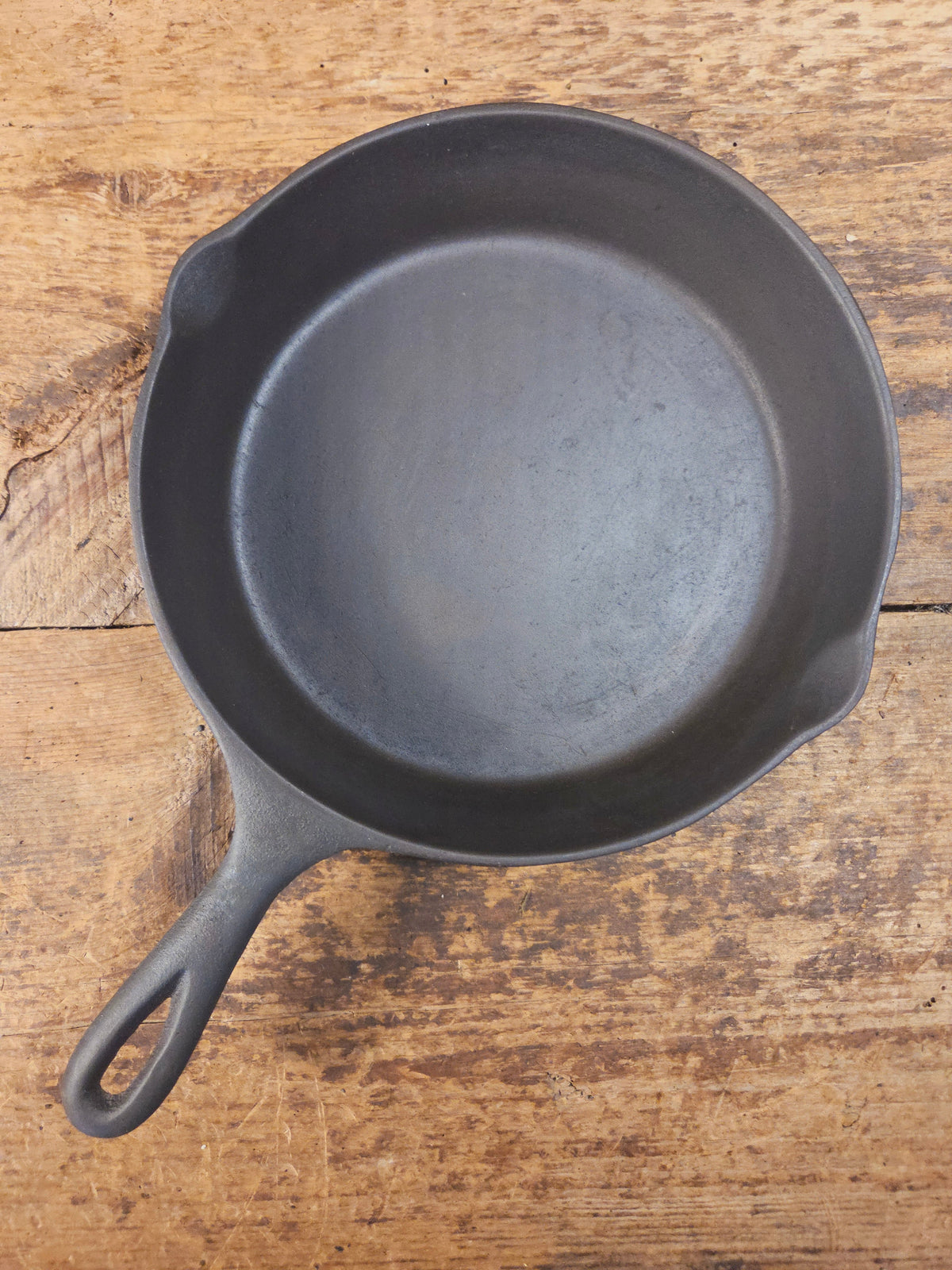 Gorgeous Mid 1900’s Lodge #6 Skillet with Three Notch Heat Ring with ’7 and 5’’ makers mark. Perfect for saute & sides