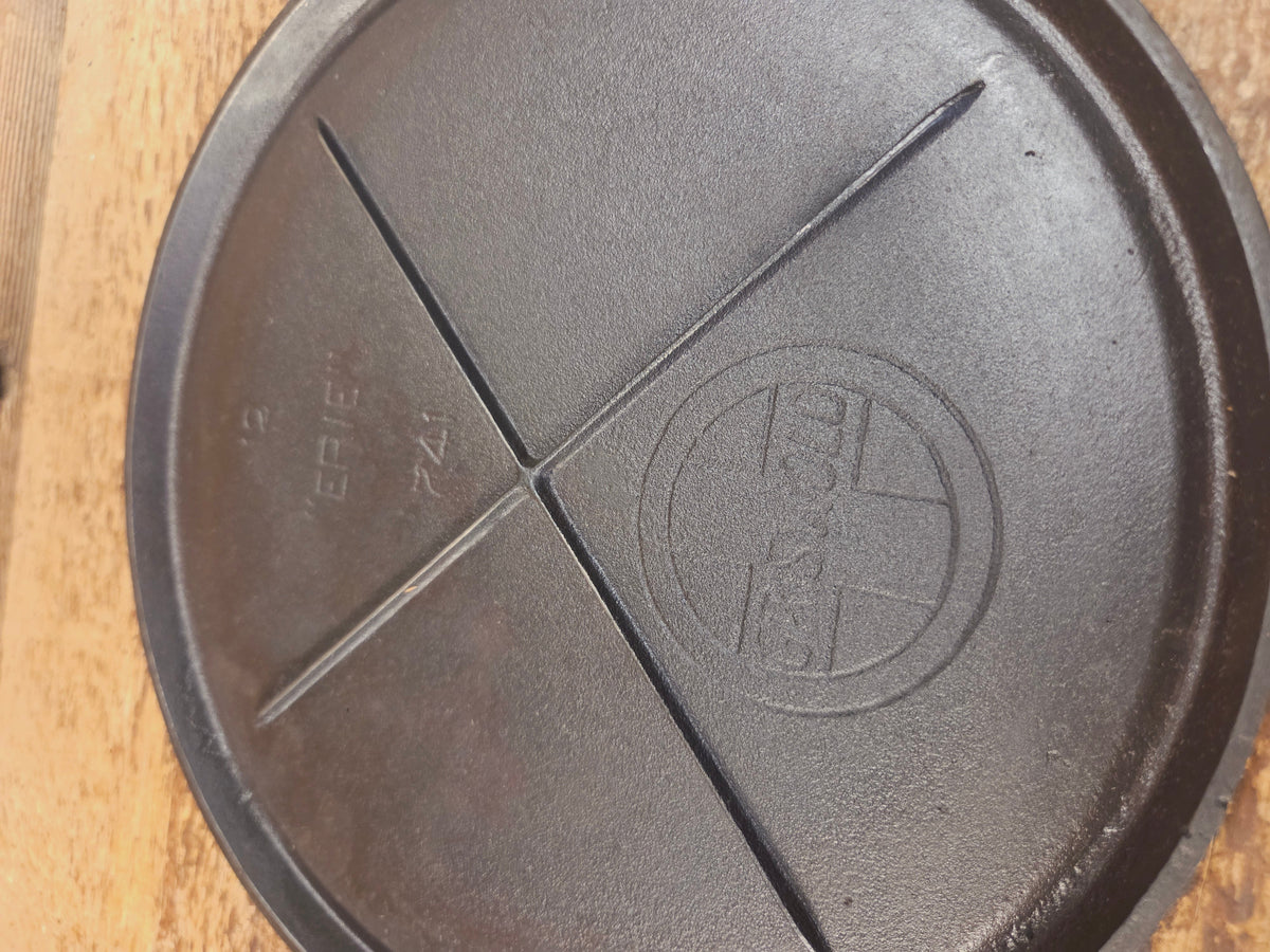 Beautiful!! Early 1920’s Griswold Slant Logo ’Erie’ No. 12 Round Griddle Bailed 741. Perfect Pizza Griddle - Griddle