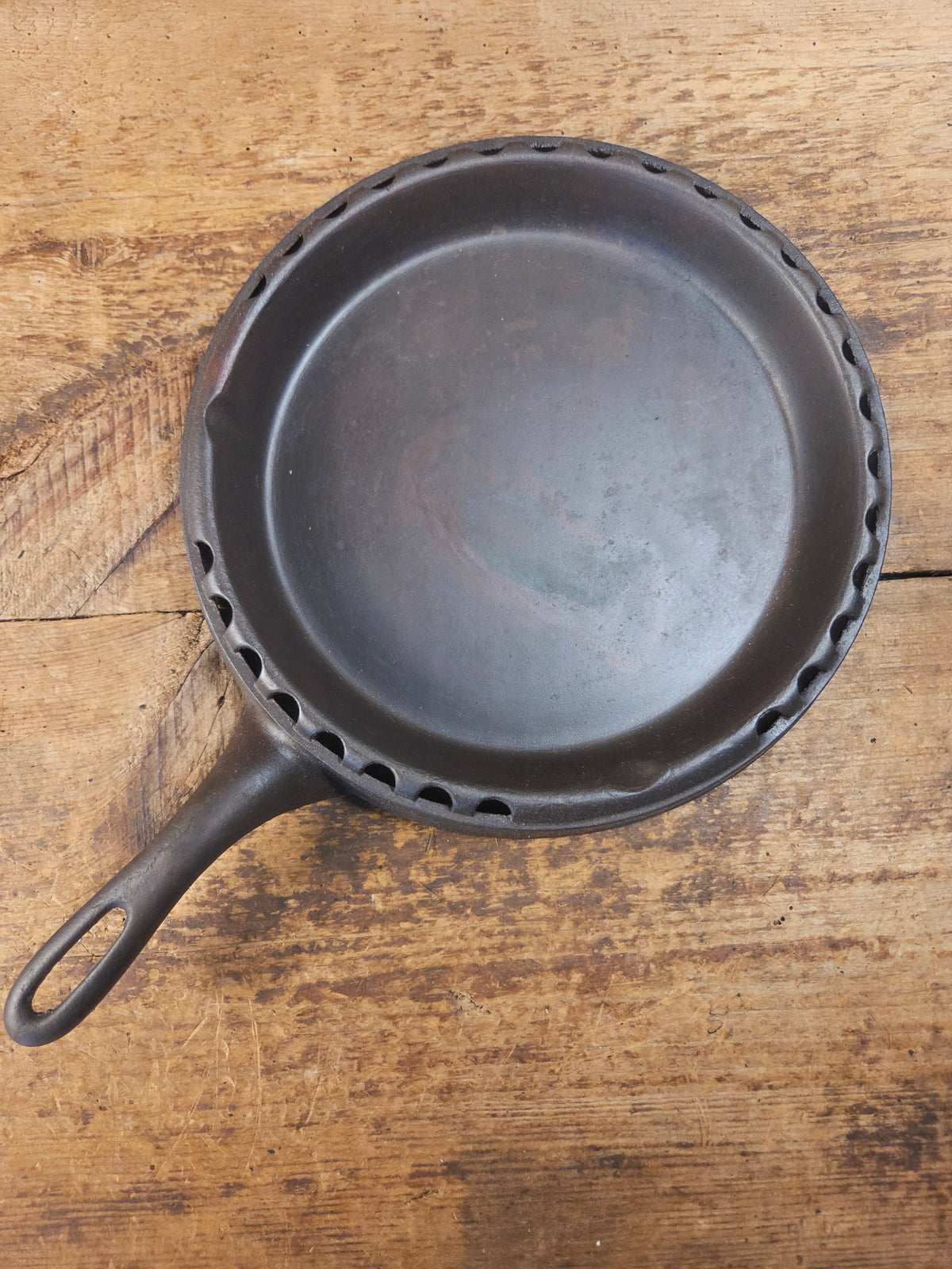 Pretty unique piece! Griswold Odorless skillet 869. Utility Skillet - Skillet