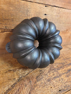 Early 1900’s Wagner ’B’ Bundt style pan. American history bakeware! - Bakeware