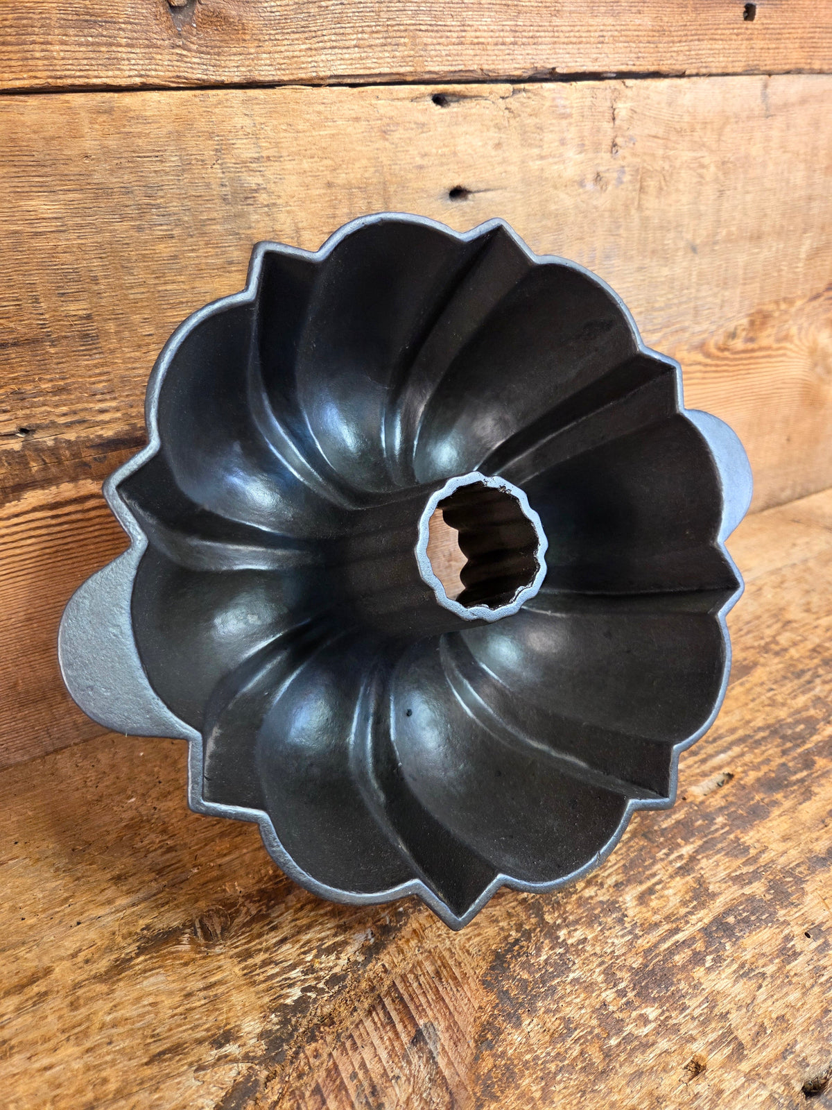 Early 1900’s Wagner ’B’ Bundt style pan. American history bakeware! - Bakeware
