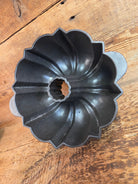 Early 1900’s Wagner ’B’ Bundt style pan. American history bakeware! - Bakeware