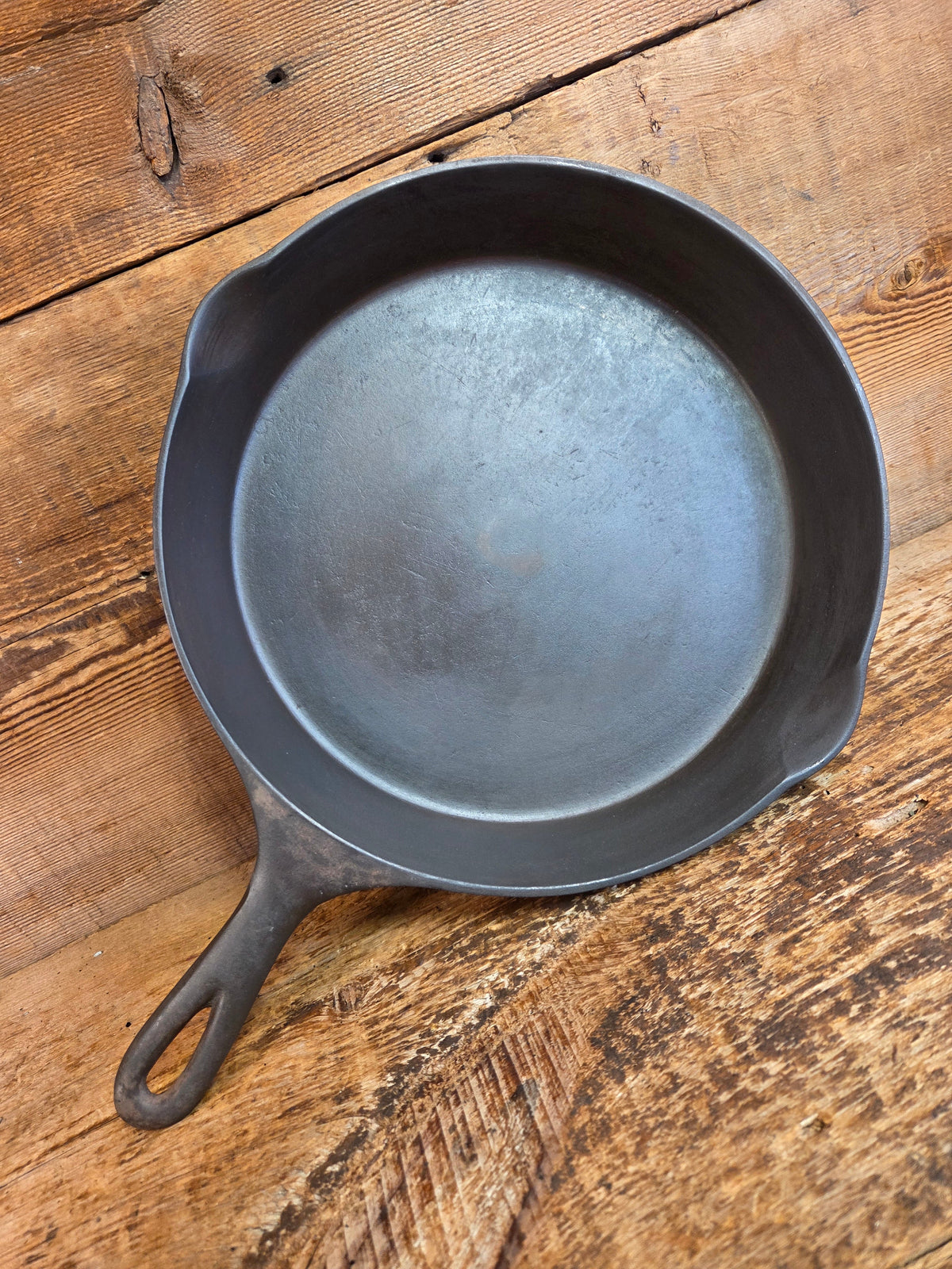 Tough to find! 1924 Wagner made National / Wagner Ware dual logo #8 (1358) Center logo cast iron skillet with Heat Ring