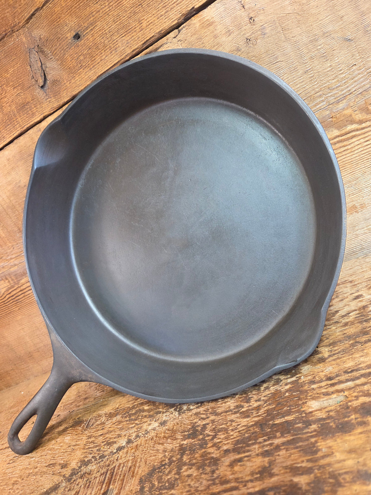 Tough to find! 1924 Wagner made National / Wagner Ware dual logo #8 (1358) Center logo cast iron skillet with Heat Ring