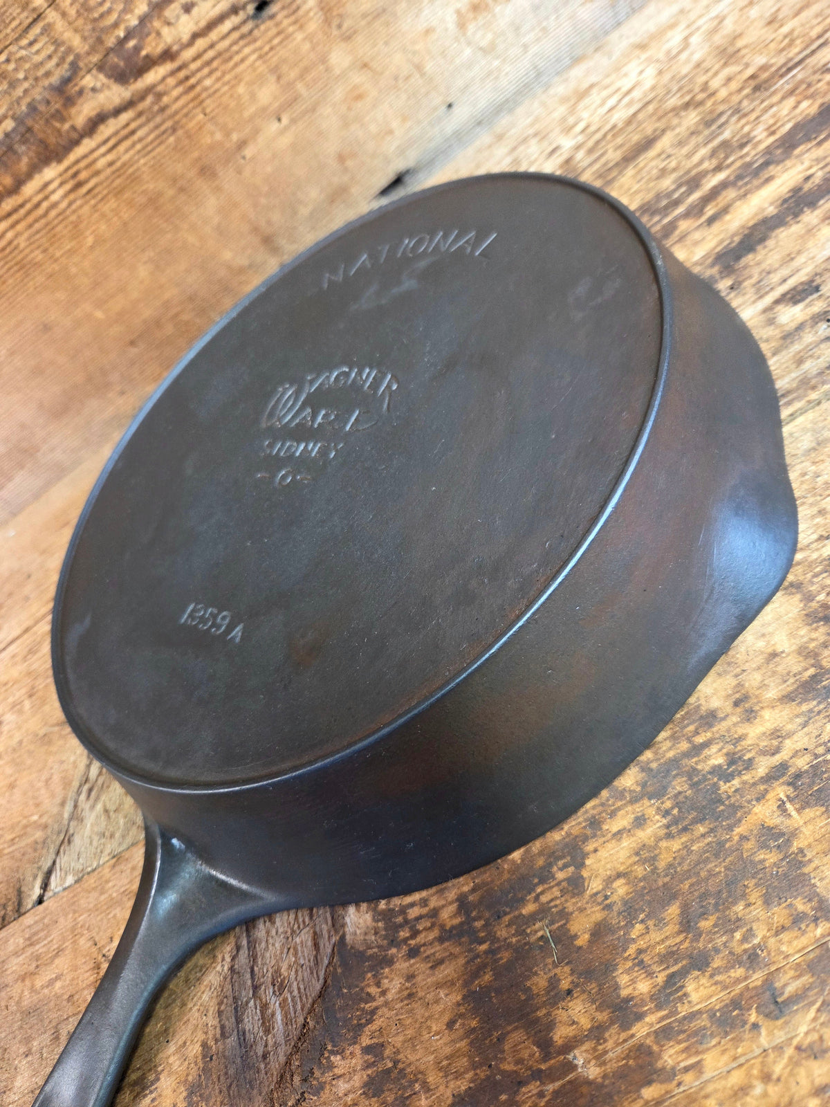 Tough to find! 1924 Wagner made National / Wagner Ware dual logo #8 (1358) Center logo cast iron skillet with Heat Ring