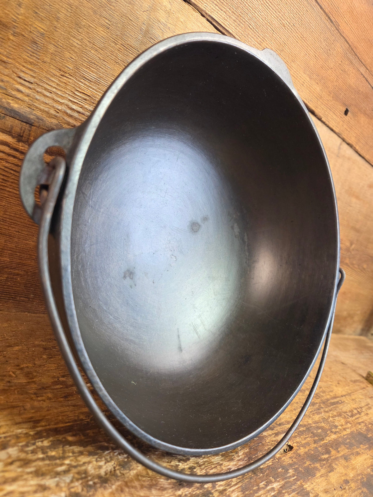 Beautiful #3 1920’s era Wagner Sidney #3 Scotch Bowl (aka candy kettle). Hard to find GORGEOUS collector’s piece