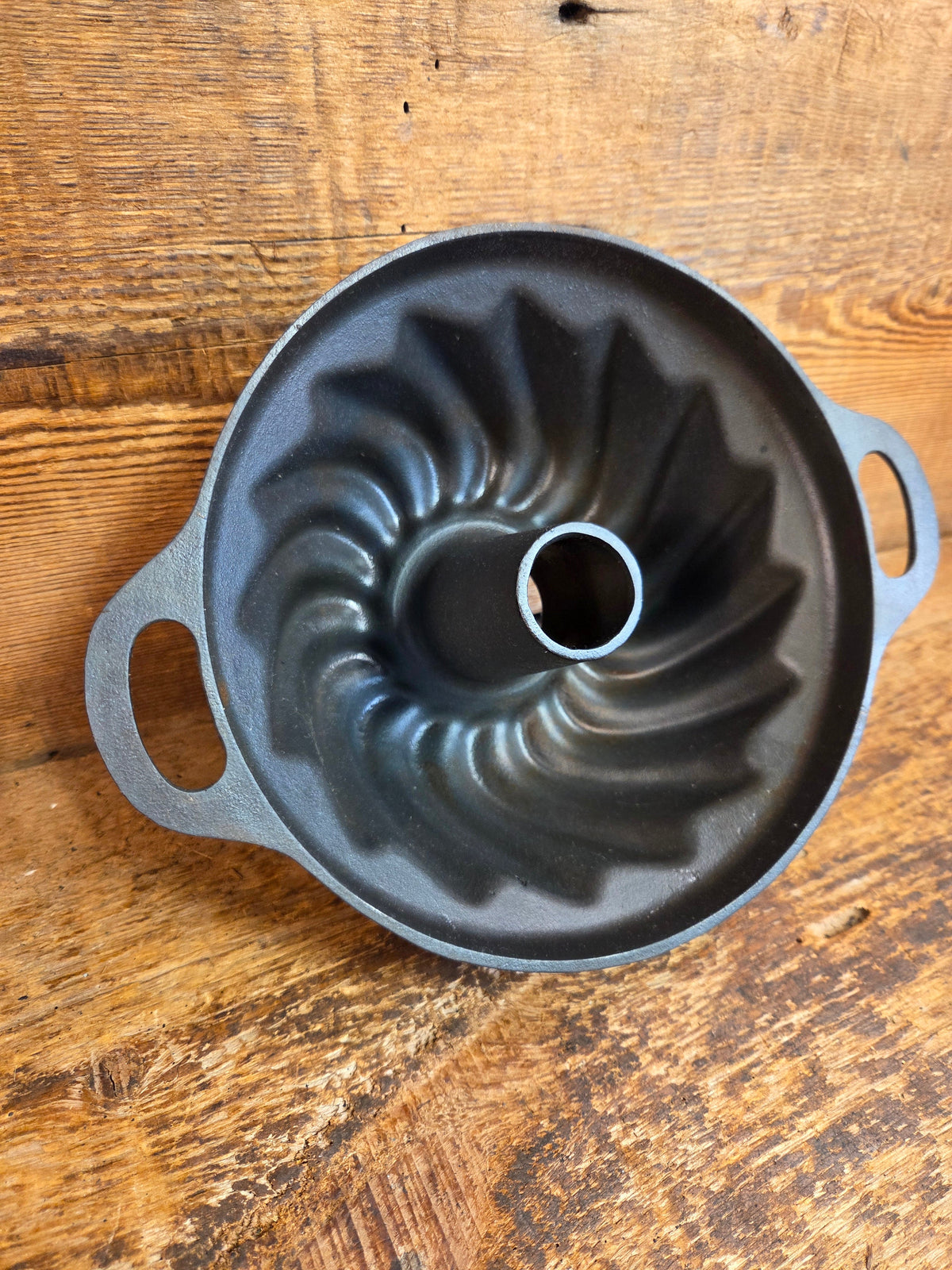 Great gift for the baker! Swirl style 7 Cup Bundt pan made by Buzuluk Foundry - Bakeware
