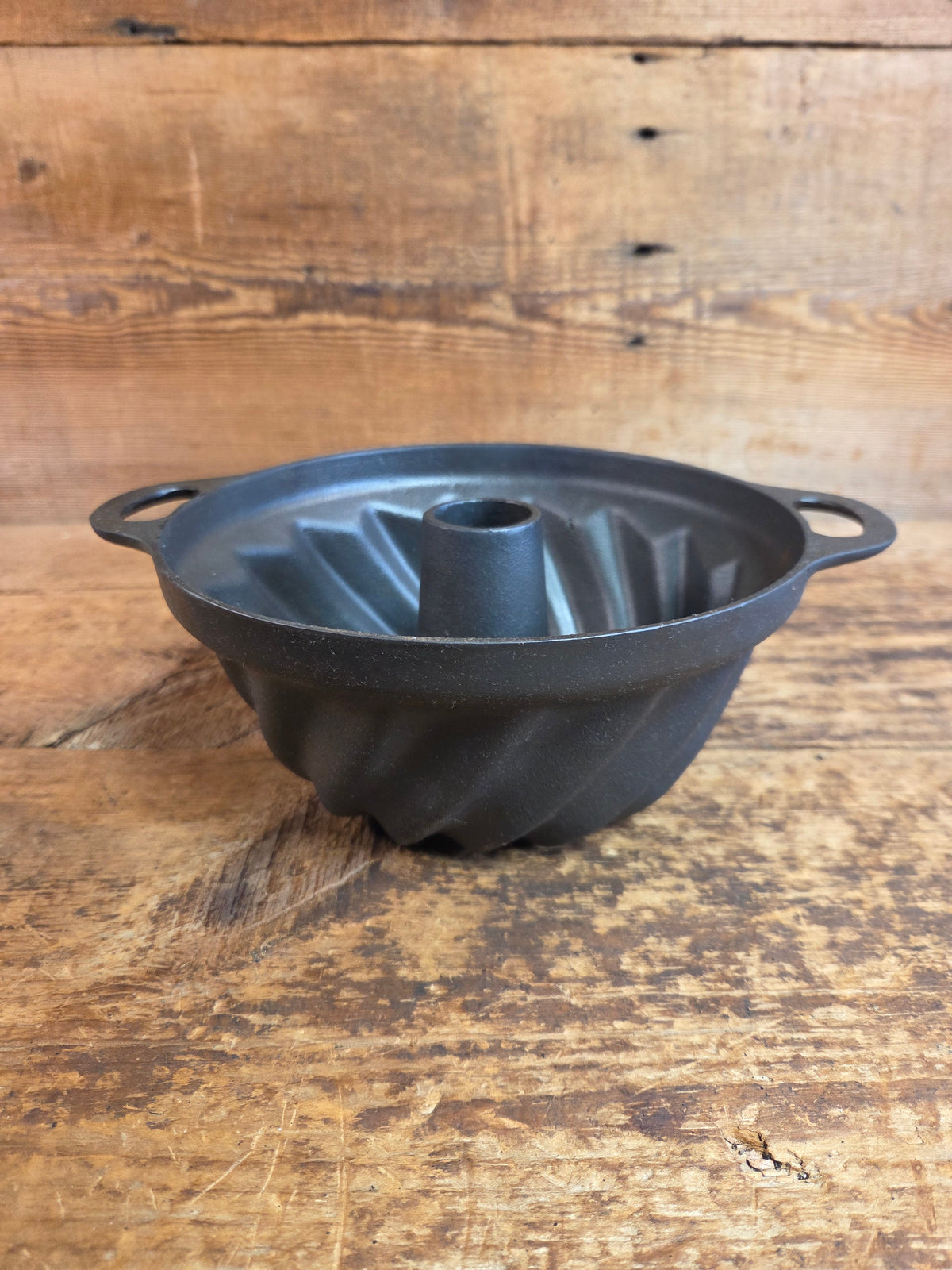 Great gift for the baker! Swirl style 7 Cup Bundt pan made by Buzuluk Foundry - Bakeware