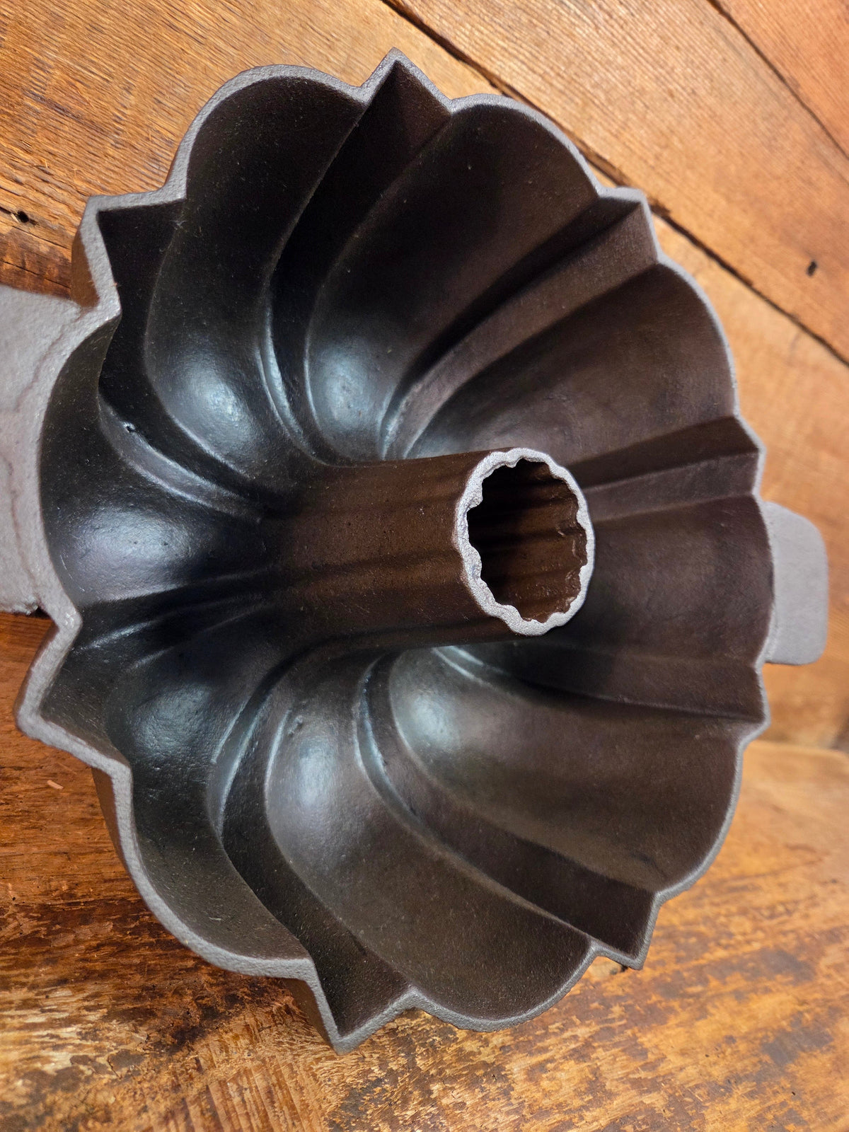 Great gift for the baker! Mid 1800’s Unknown ’Propeller’ handle style 17 Cup Bundt Pan with sprue marks - Bakeware