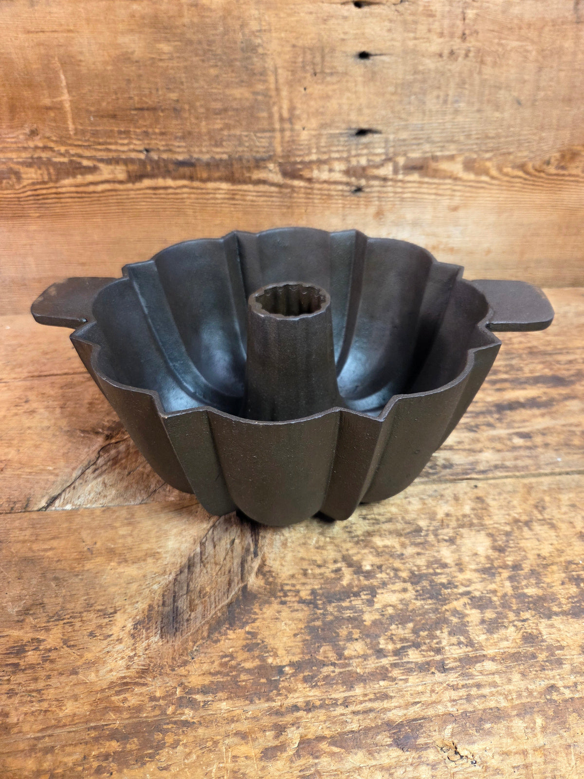 Great gift for the baker! Mid 1800’s Unknown ’Propeller’ handle style 17 Cup Bundt Pan with sprue marks - Bakeware