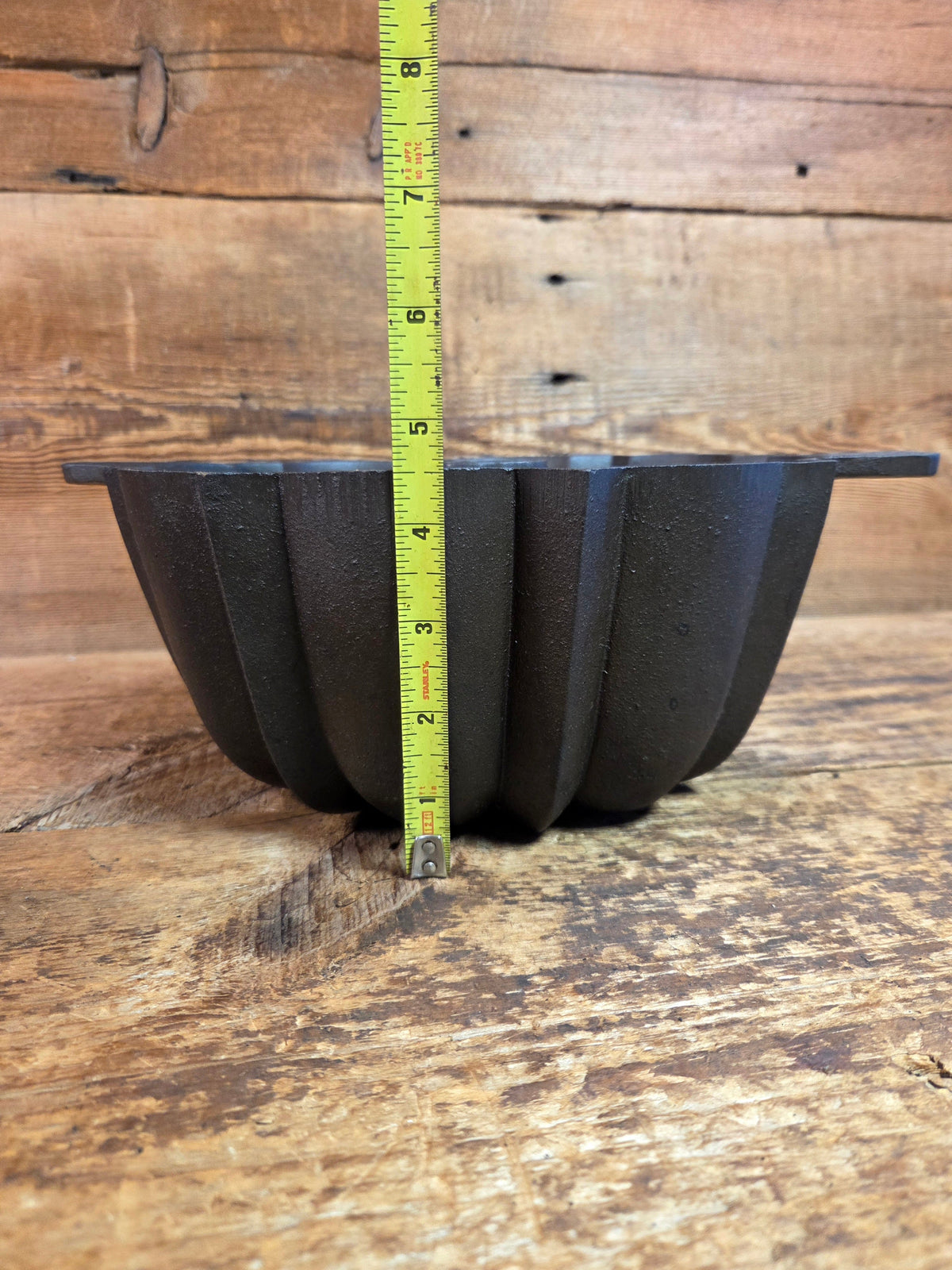Great gift for the baker! Mid 1800’s Unknown ’Propeller’ handle style 17 Cup Bundt Pan with sprue marks - Bakeware