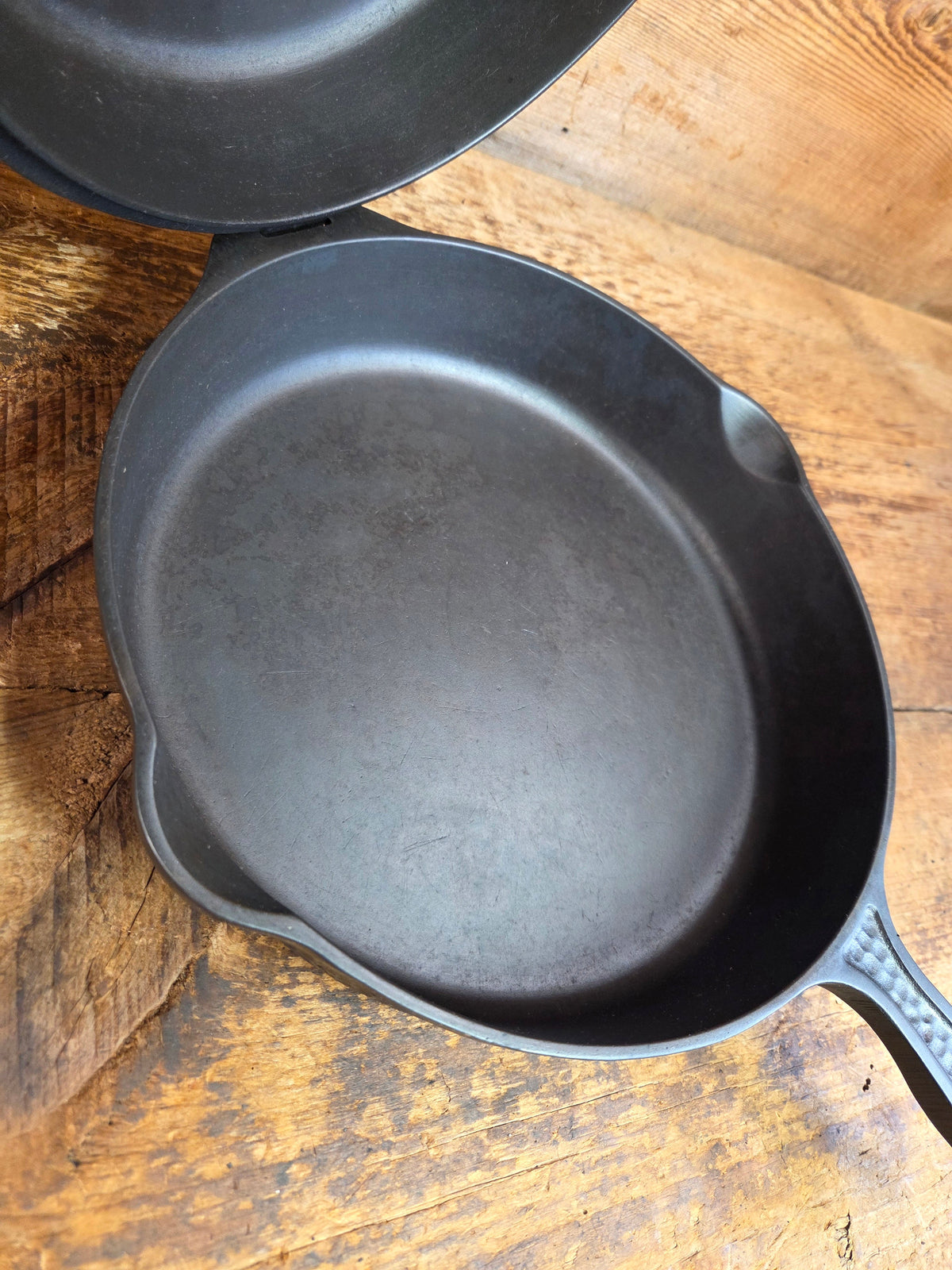 Oh my! Hard to find 1940’s Hammered finish Griswold No. 8 cast iron skillet 2008 with matching hinged skillet top 2040