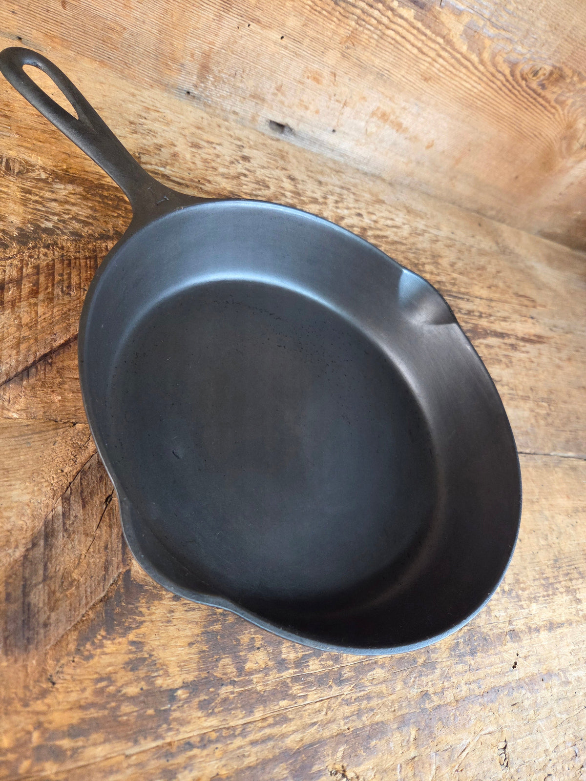 Griswold #7 Skillet with Large Block Logo and Smooth Bottom 701 D later handle - Skillet