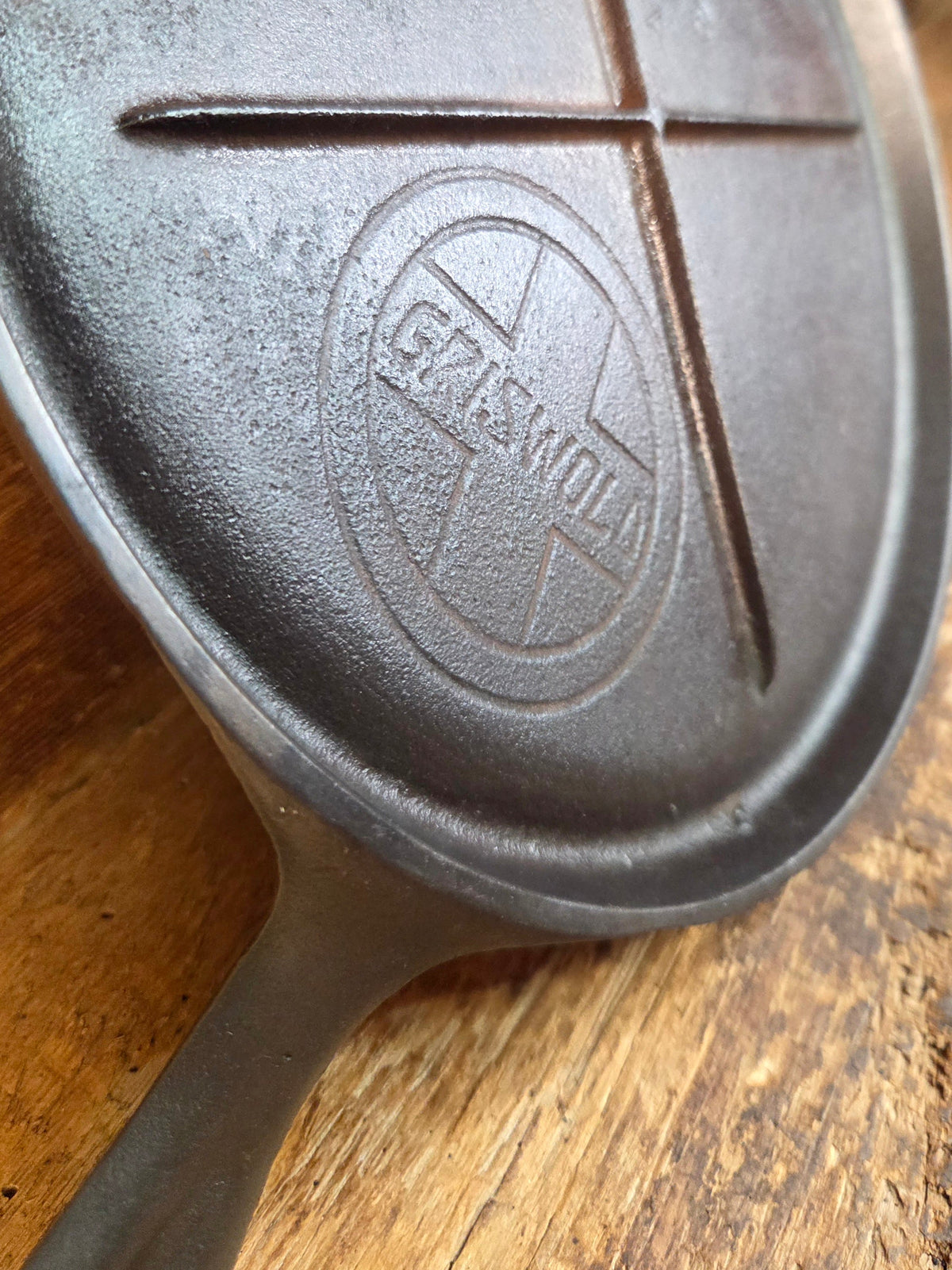 Awesome single serve piece! Lightweight early 1920 Griswold Slant Logo Vintage Griddle #8 Erie 733 - Griddle