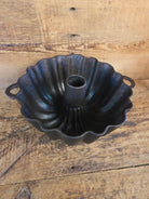 Unknown ’Aristocrat’ style 17 Cup Fluted Bundt Pan with late 1800 gate marking. Really beautiful! - Bakeware