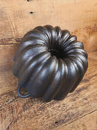 Unknown ’Aristocrat’ style 17 Cup Fluted Bundt Pan with late 1800 gate marking. Really beautiful! - Bakeware