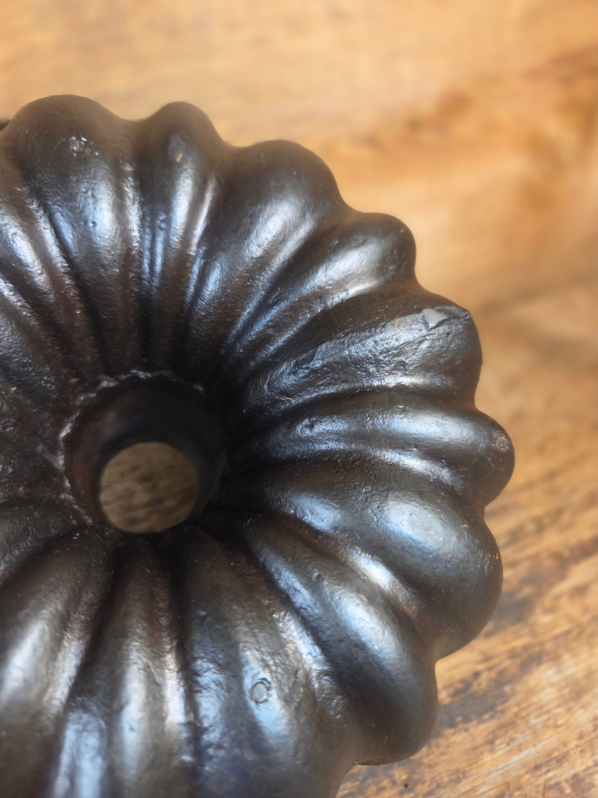 Unknown ’Aristocrat’ style 17 Cup Fluted Bundt Pan with late 1800 gate marking. Really beautiful! - Bakeware