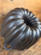 Unknown ’Aristocrat’ style 17 Cup Fluted Bundt Pan with late 1800 gate marking. Really beautiful! - Bakeware
