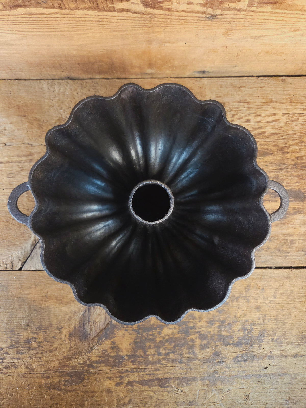 Unknown ’Aristocrat’ style 17 Cup Fluted Bundt Pan with late 1800 gate marking. Really beautiful! - Bakeware