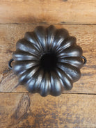 Unknown ’Aristocrat’ style 17 Cup Fluted Bundt Pan with late 1800 gate marking. Really beautiful! - Bakeware